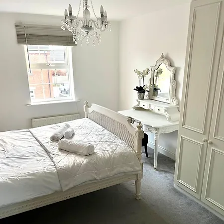 5 Bedroom Luxury House With Parking For 2 Cars Desborough Exterior photo
