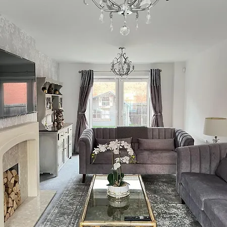 5 Bedroom Luxury House With Parking For 2 Cars Desborough Exterior photo