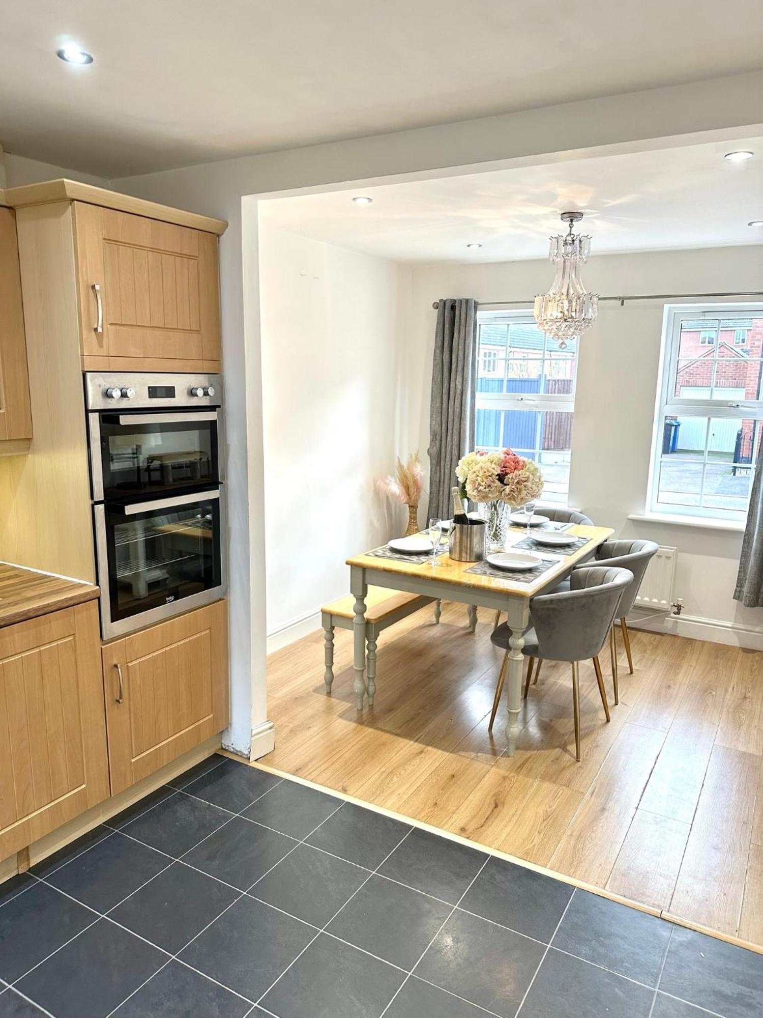 Holiday home 5 Bedroom Luxury House With Parking For 2 Cars