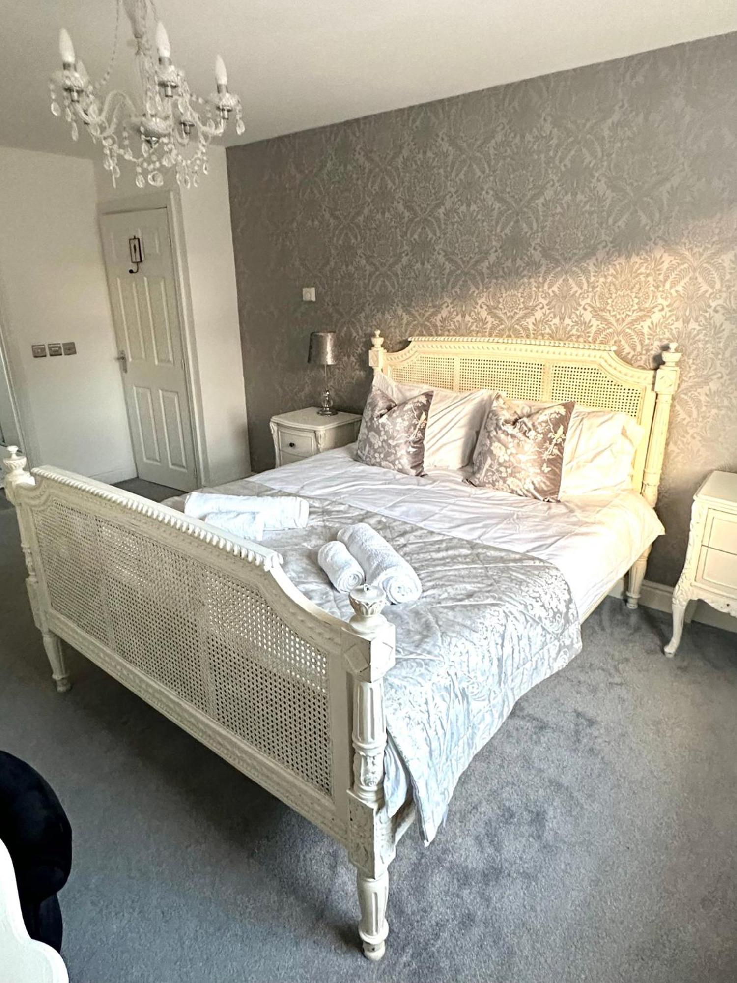 5 Bedroom Luxury House With Parking For 2 Cars Holiday home
