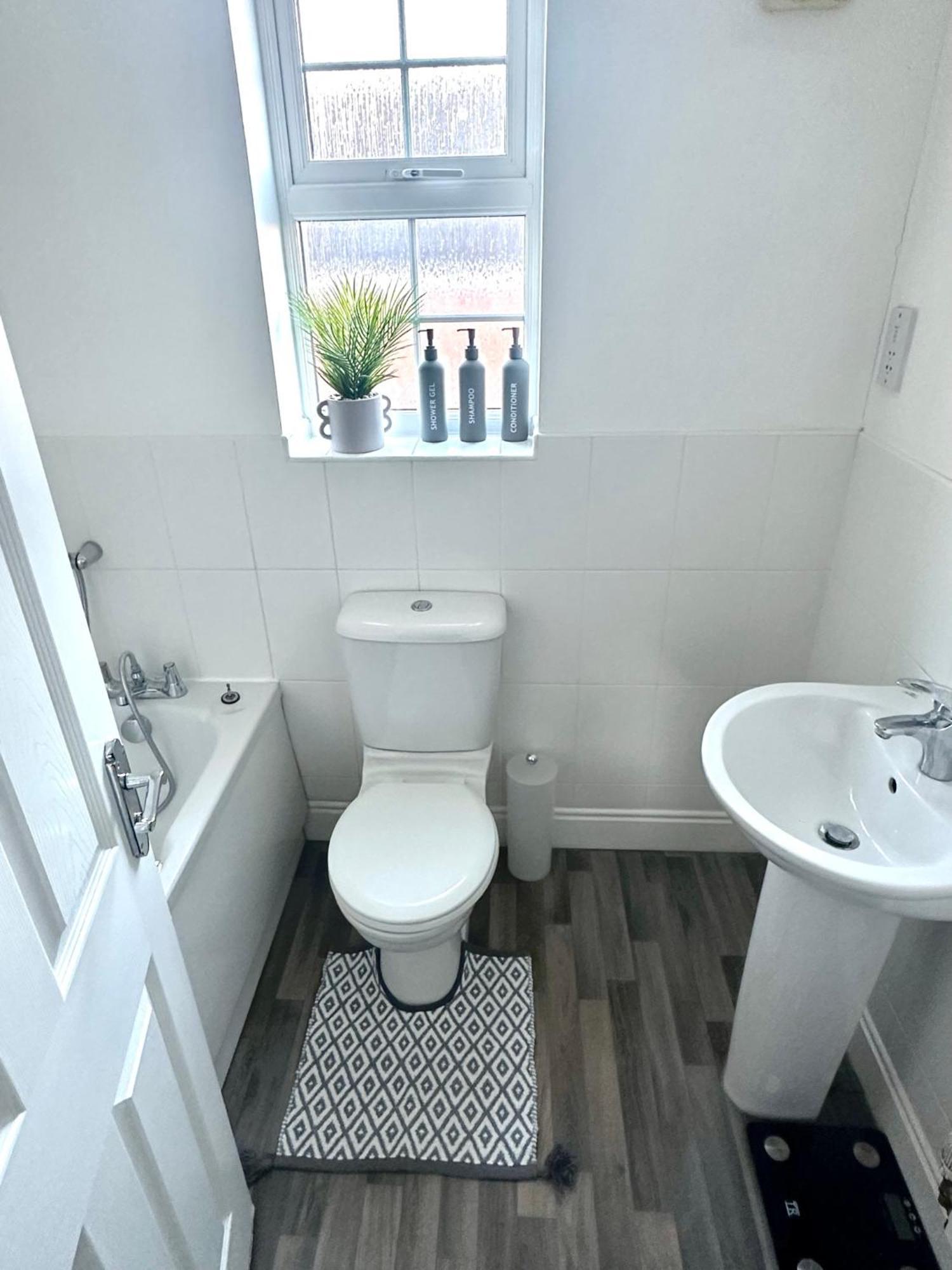 5 Bedroom Luxury House With Parking For 2 Cars * Desborough