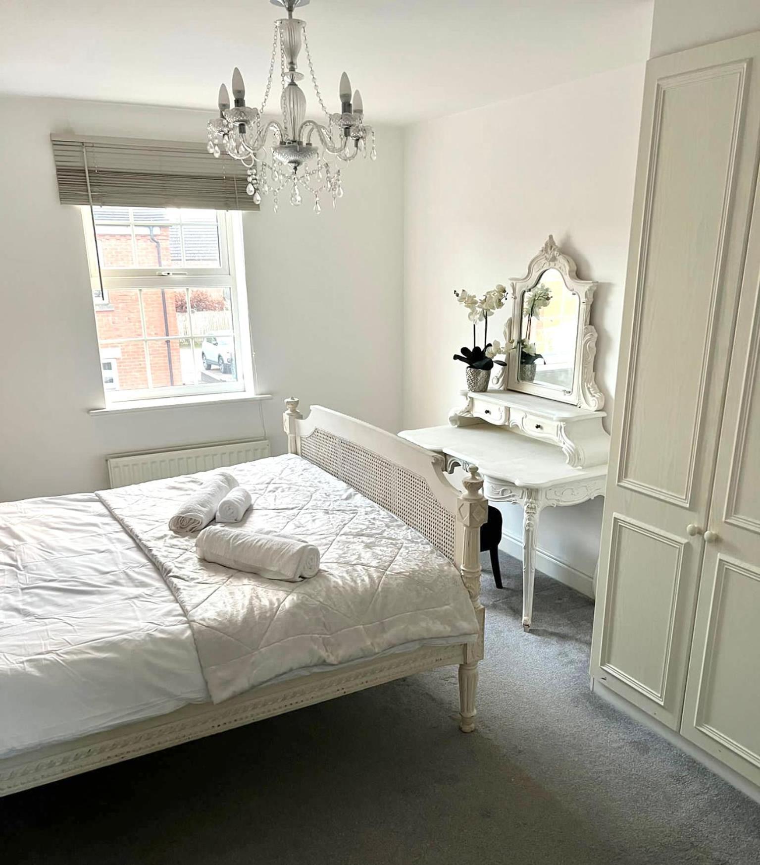 Holiday home 5 Bedroom Luxury House With Parking For 2 Cars *