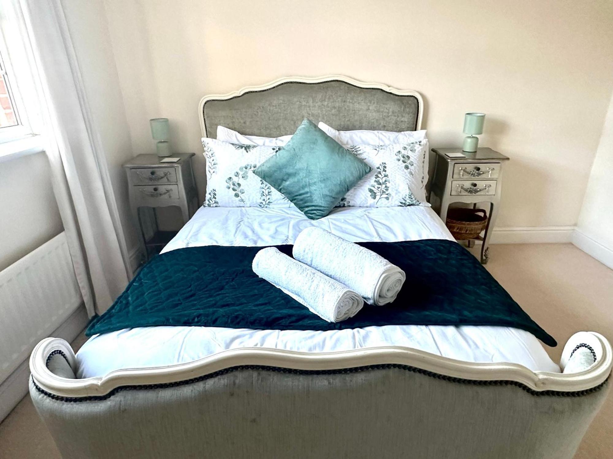 5 Bedroom Luxury House With Parking For 2 Cars Holiday home *